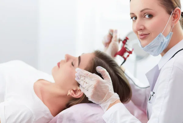 A young girl having red lips permanent makeup, micropigmentation — Stock Photo, Image