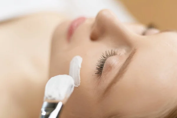 Applicazione maschera viso Spa. Spa bellezza biologica applicazione maschera facciale al salone spa giorno — Foto Stock