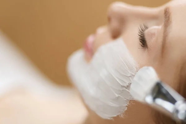 Aplicação de máscara facial Spa. Spa beleza orgânica aplicação máscara facial no dia salão de spa — Fotografia de Stock