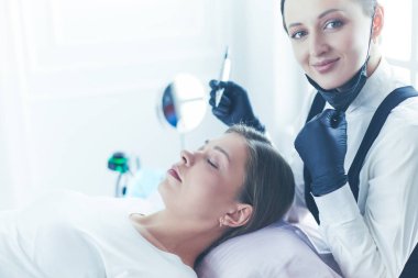 Mikroplu kaşlar güzellik salonunda akıyor..