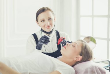 Mikroplu kaşlar güzellik salonunda akıyor..