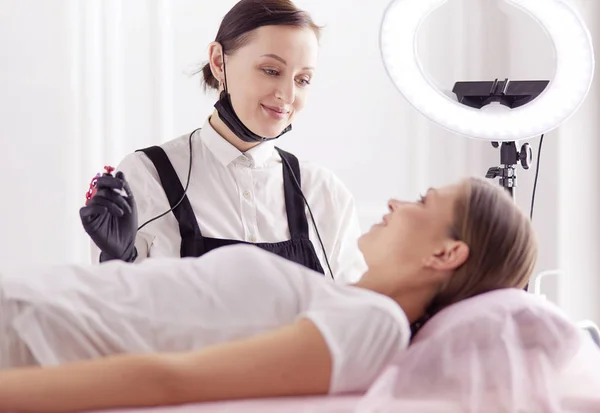 Microblading wenkbrauwen werk stroom in een schoonheidssalon. — Stockfoto