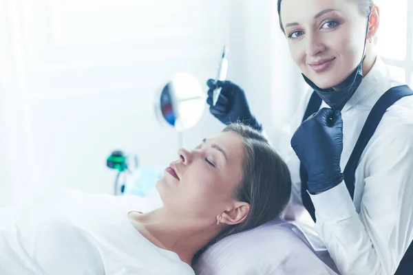 Microblading eyebrows work flow in a beauty salon. — Stock Photo, Image