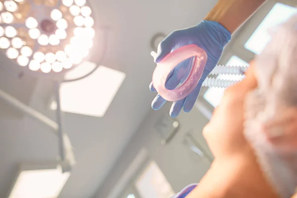 Homem cirurgião no trabalho na sala de cirurgia — Fotografia de Stock