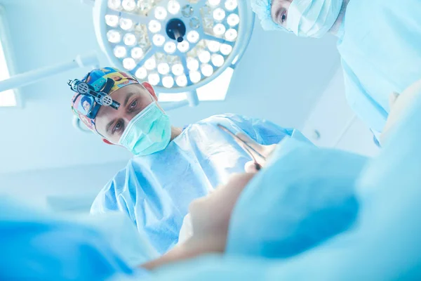 Homem cirurgião no trabalho na sala de cirurgia — Fotografia de Stock