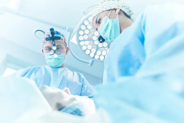 Hombre cirujano en el trabajo en quirófano —  Fotos de Stock