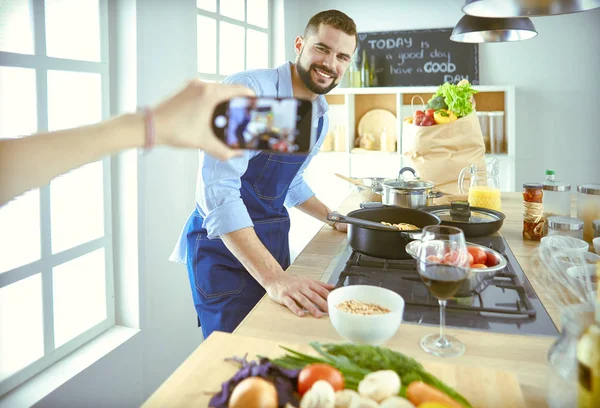 Porträt eines gutaussehenden Mannes, der Kochshow oder Blog filmt — Stockfoto