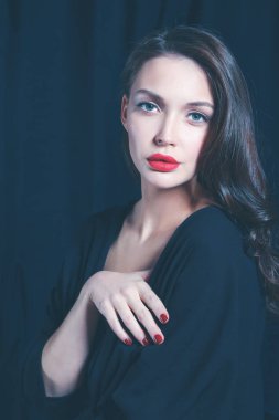 Sandalyede oturan güzel bir kadın, arka planda izole edilmiş. Güzel kadın..