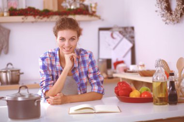 Güzel genç bayan not defterine bir şeyler yazıyor.