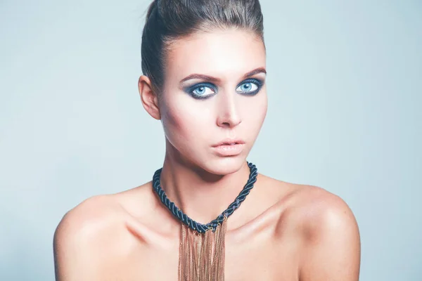 Retrato de una hermosa mujer con collar, aislado sobre fondo blanco. Retrato de una mujer hermosa. —  Fotos de Stock