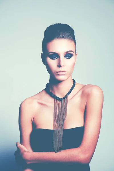 Retrato de una hermosa mujer con collar, aislado sobre fondo blanco. Retrato de una mujer hermosa. — Foto de Stock