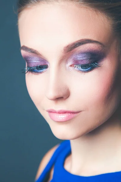 Studio shot van een mooie jonge vrouw dragen van professionele make-up. — Stockfoto