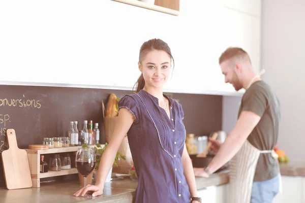 Couple boire du vin tout en cuisinant dans la cuisine — Photo