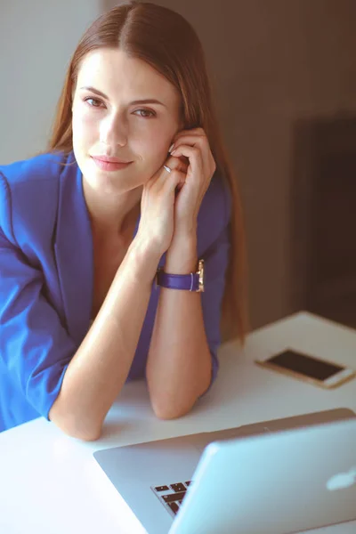 Mulher com documentos sentados na mesa — Fotografia de Stock