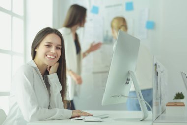 Ofiste dizüstü bilgisayarda çalışan çekici kadın. İş adamları