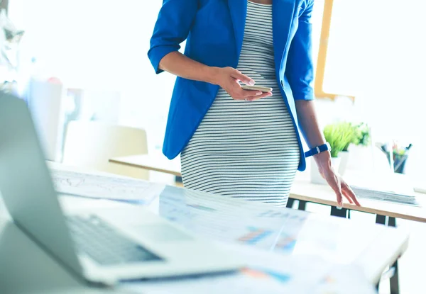 Portrait of a beautiful business woman standing near her workplace. — Stock Photo, Image