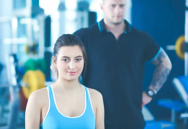 Hermosa mujer en el gimnasio haciendo ejercicio con su entrenador. Hermosa mujer. Gimnasio — Foto de Stock