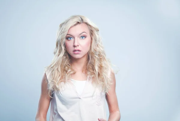 Young woman standing, isolated on gray background — Stock Photo, Image