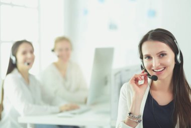 Ofiste dizüstü bilgisayarda çalışan çekici kadın. İş adamları