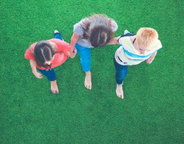 Genç kadınlar yeşil çim üzerinde yalan. Genç kadın