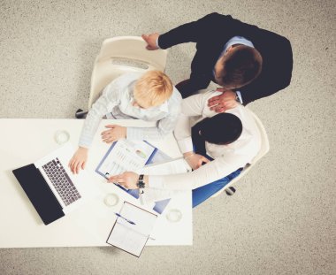 Laptop ile onların masada oturan iki iş adamları. Üstten Görünüm