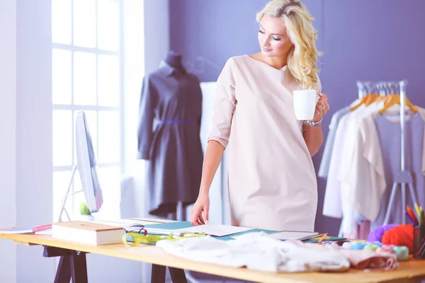 Diseñadora de moda mujer trabajando en sus diseños en el estudio —  Fotos de Stock