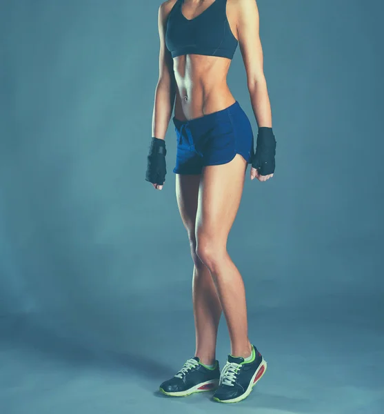 근육 질의 젊은 여성 스포츠웨어 블랙 배경에서 포즈 — 스톡 사진
