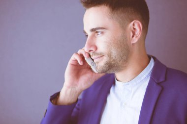 Renkli telefonlu çekici bir genç adam.