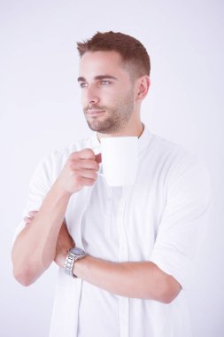 Bir fincan kahve ya da çay içen genç iş adamı.