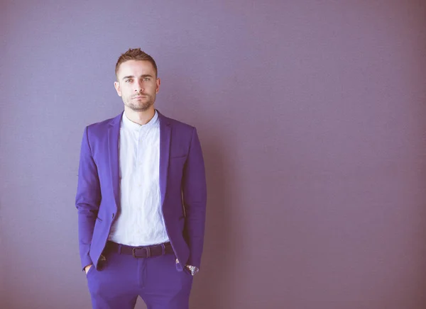 Young business man standing isolated on grey background — Stock Photo, Image