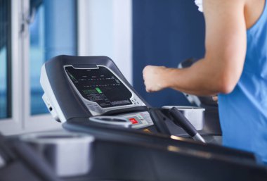 Bir grup insan üzerinde eğitmenler egzersiz jimnastik salonu. insanlar vasıl jimnastik salonu