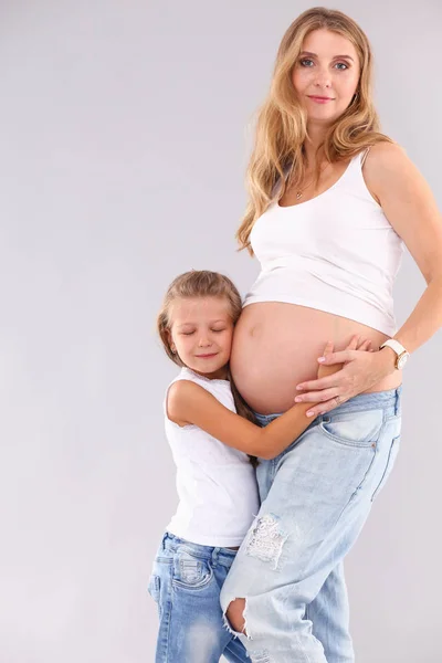 Mulheres grávidas e menina feliz . — Fotografia de Stock