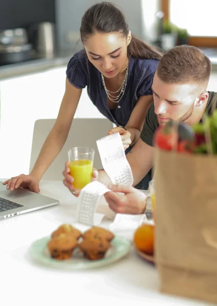 Çift evde mutfak içinde laptop ile onların fatura ödeme — Stok fotoğraf