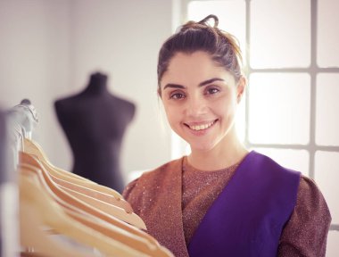 Askıları olan güzel bir stilist.