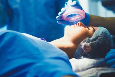 Ekip cerrahı ameliyathanede.