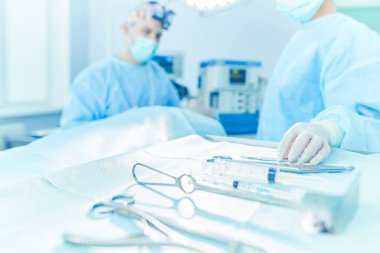 Ekip cerrahı ameliyathanede.