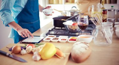 Adam ev mutfağında lezzetli ve sağlıklı yemekler hazırlıyor.