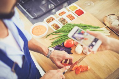 Adam ev mutfağında lezzetli ve sağlıklı yemekler hazırlıyor.