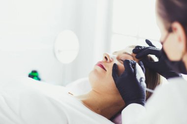 Mikroplu kaşlar güzellik salonunda akıyor..