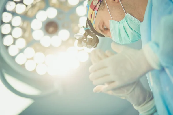 Team surgeon at work in operating room — Stock Photo, Image