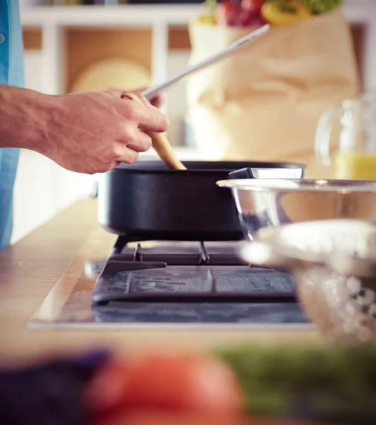 Man following recipe on digital tablet και το μαγείρεμα νόστιμο και υγιεινό φαγητό στην κουζίνα στο σπίτι — Φωτογραφία Αρχείου