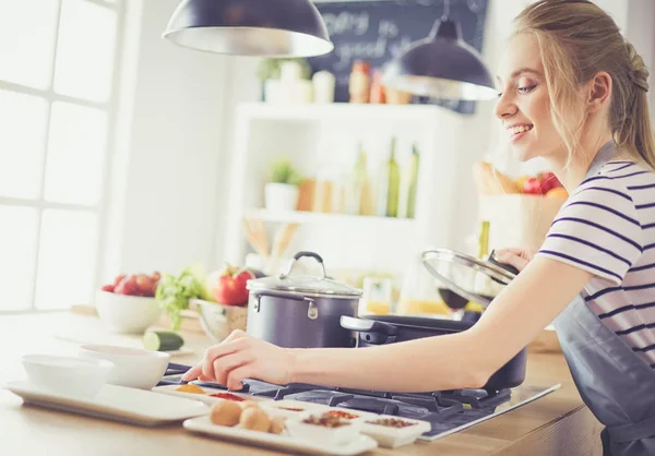 Hermosa joven cocinando en la cocina en casa — Foto de Stock