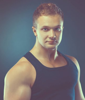 yakışıklı kaslı adam dumbell ile çalışma dışarı