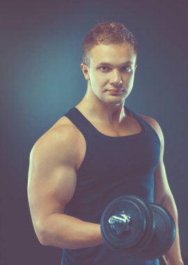 yakışıklı kaslı adam dumbell ile çalışma dışarı