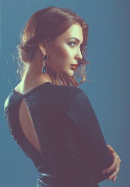 Siyah elbiseli, akşam makyajlı güzel bir kadın.