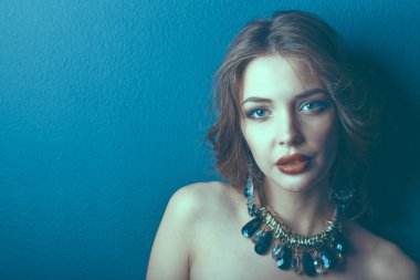 Siyah elbiseli, akşam makyajlı güzel bir kadın.