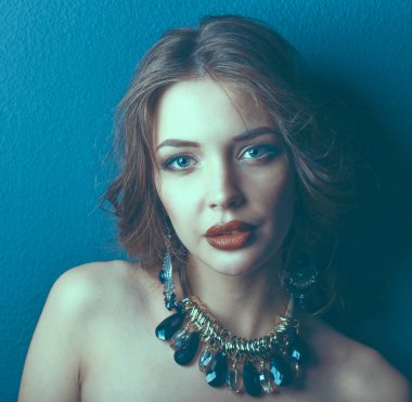 Siyah elbiseli, akşam makyajlı güzel bir kadın.