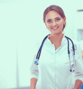 Kadın doktor hastanede duruyor.