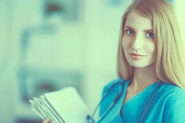 Retrato de doctora con carpeta en el pasillo del hospital — Foto de Stock