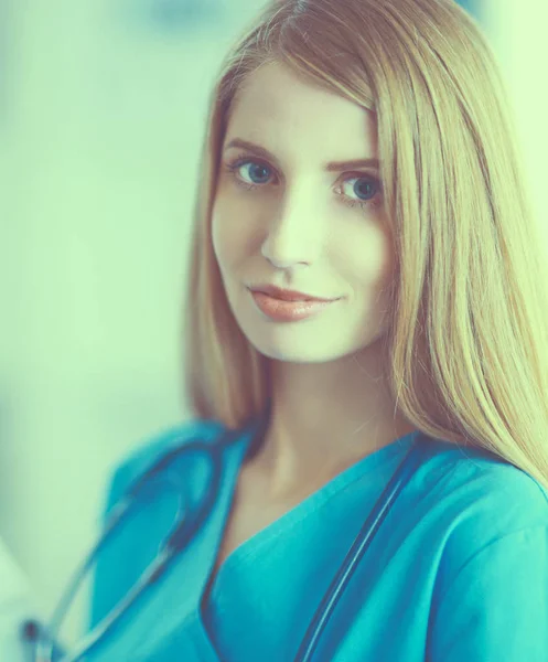 Portrét ženy lékaře se složkou na nemocniční chodbě — Stock fotografie